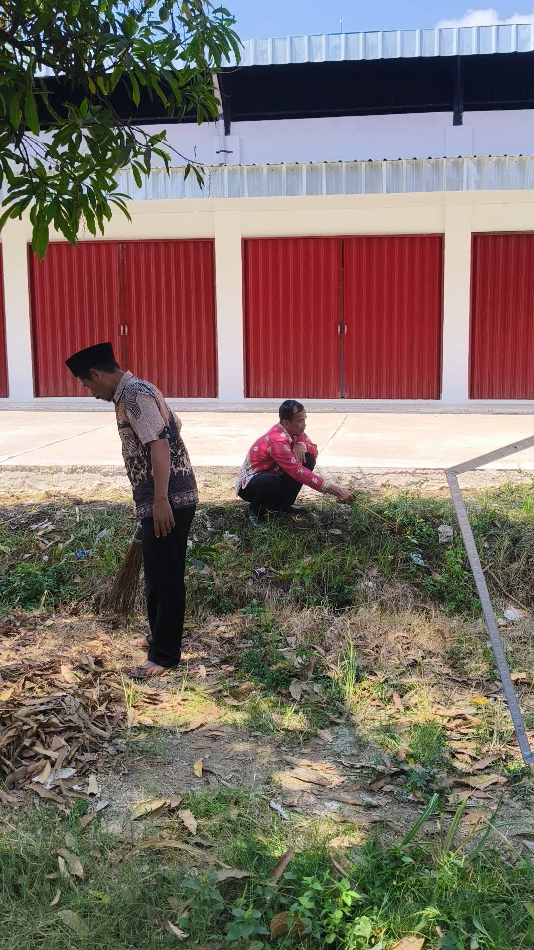 KEBERSIHAN AREA KANTOR BALAI DESA